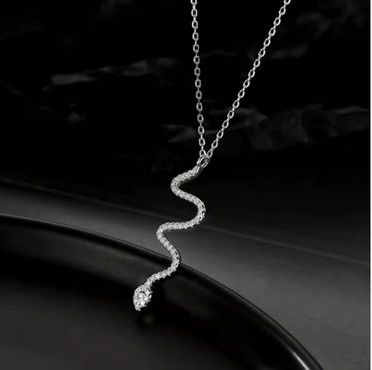 Elegante Damenkette mit Zirkonia-Anhänger ⎜ Schlangenkette in geschwungener Form für besondere Auftritte