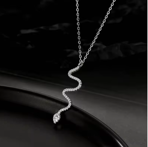 Elegante Damenkette mit Zirkonia-Anhänger ⎜ Schlangenkette in geschwungener Form für besondere Auftritte