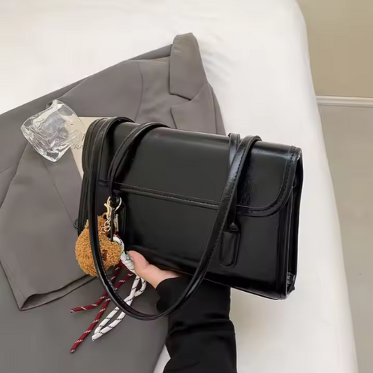 Elegante Umhängetasche für Damen ⎜ Glänzende Ledertasche im kompakten Design mit langem Riemen