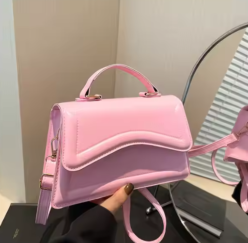 Kleine Umhängetasche für Damen ⎜ Farbige Schultertasche in Glanzoptik für modische Alltagslooks