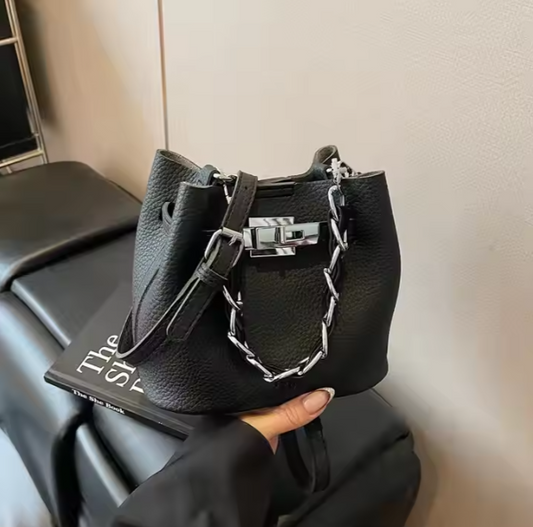 Tasche aus Lederoptik ⎜ Weiche Schultertasche mit Kette und Drehverschluss für Alltag und Freizeit
