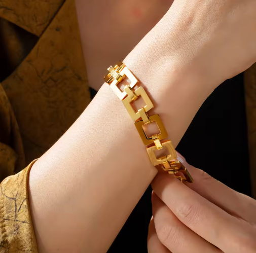 Armband für Damen ⎜ Geometrisches Design in Goldoptik für stilvolle Business- und Freizeitlooks
