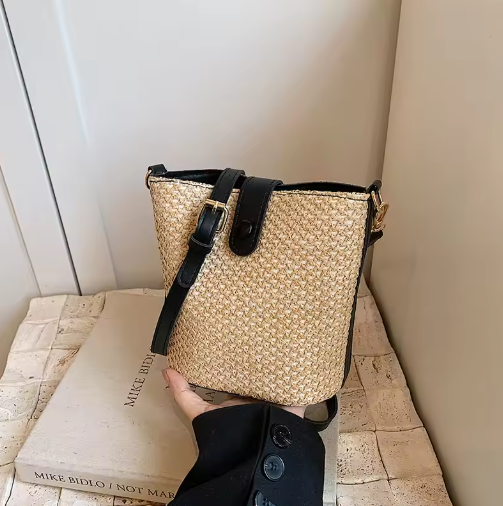 Strohtasche mit Farbakzenten ⎜ Sommerliche Crossbody Tasche mit Kontrastgurt für Urlaub und Freizeit