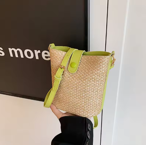 Strohtasche mit Farbakzenten ⎜ Sommerliche Crossbody Tasche mit Kontrastgurt für Urlaub und Freizeit