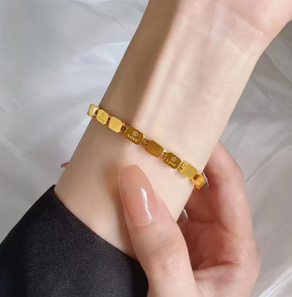 Armband mit „Love“-Gravur ⎜ Vergoldetes Design mit quadratischen Details für stilvolle Statements