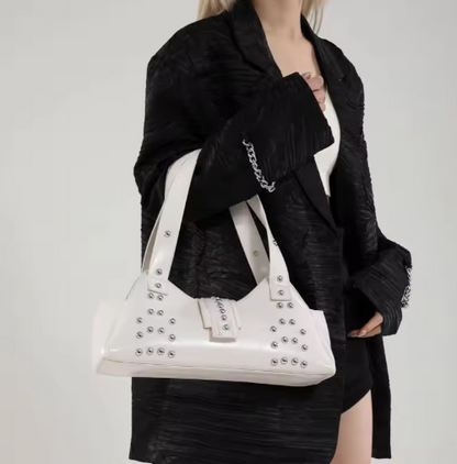 Schultertasche für Damen ⎜ Nietenbesetzte Tasche aus Lackleder mit Street-Style Charakter