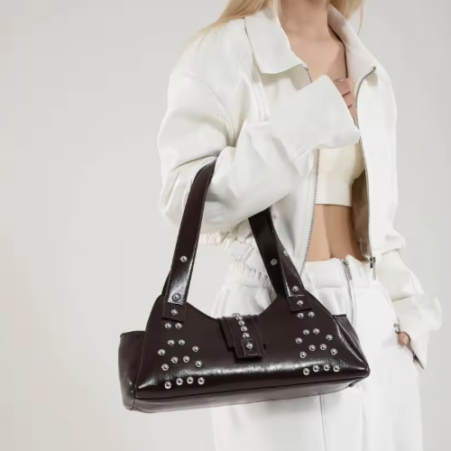 Schultertasche für Damen ⎜ Nietenbesetzte Tasche aus Lackleder mit Street-Style Charakter