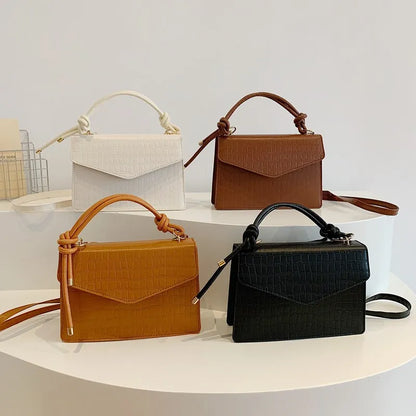 Klassische Umhängetasche für Damen ⎜ Kompakte Tasche in Kroko-Optik mit Griff für stilvolle Outfits