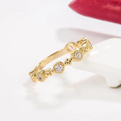 Damenring in Goldoptik mit Zirkonia ⎜ Verspieltes Design mit funkelnden Steinen für elegante und moderne Outfits