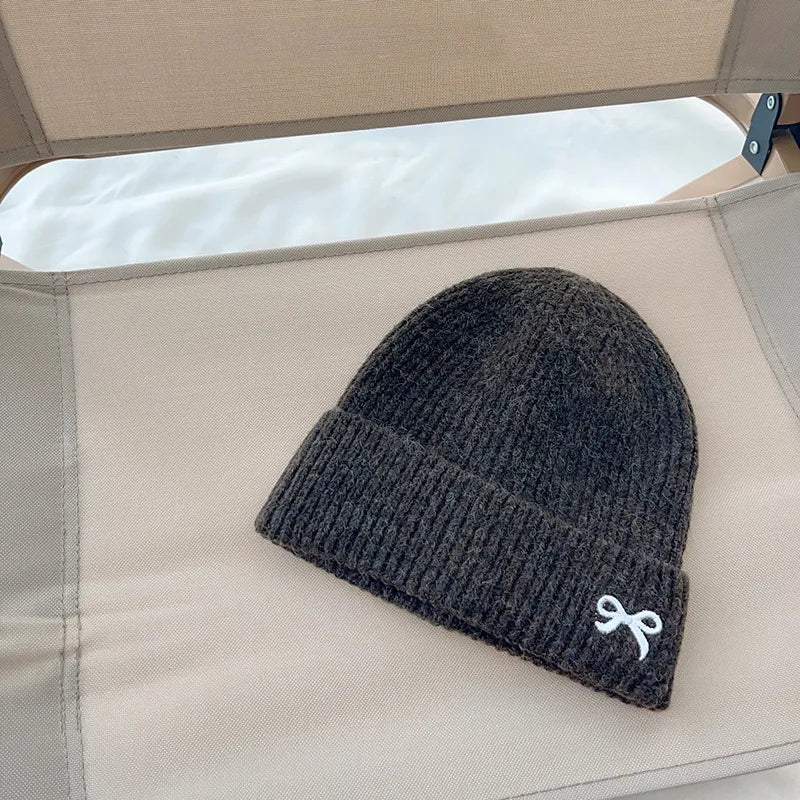 Herbst-Beanie mit Stickerei ⎜ Weiche Strickmütze für vielseitige Alltags-Outfits in der Übergangszeit