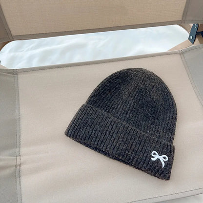 Herbst-Beanie mit Stickerei ⎜ Weiche Strickmütze für vielseitige Alltags-Outfits in der Übergangszeit