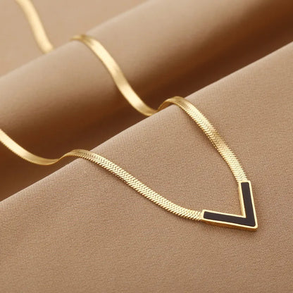 Halsschmuck für Frauen⎜ Vergoldete Schlangenkette mit modernem V-Anhänger für elegante Minimalistinnen