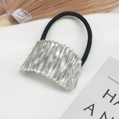 Haargummi mit Metall-Element für Damen ⎜ Stilvolles Zopfgummi in elegantem Design für Alltag und Büro-Looks
