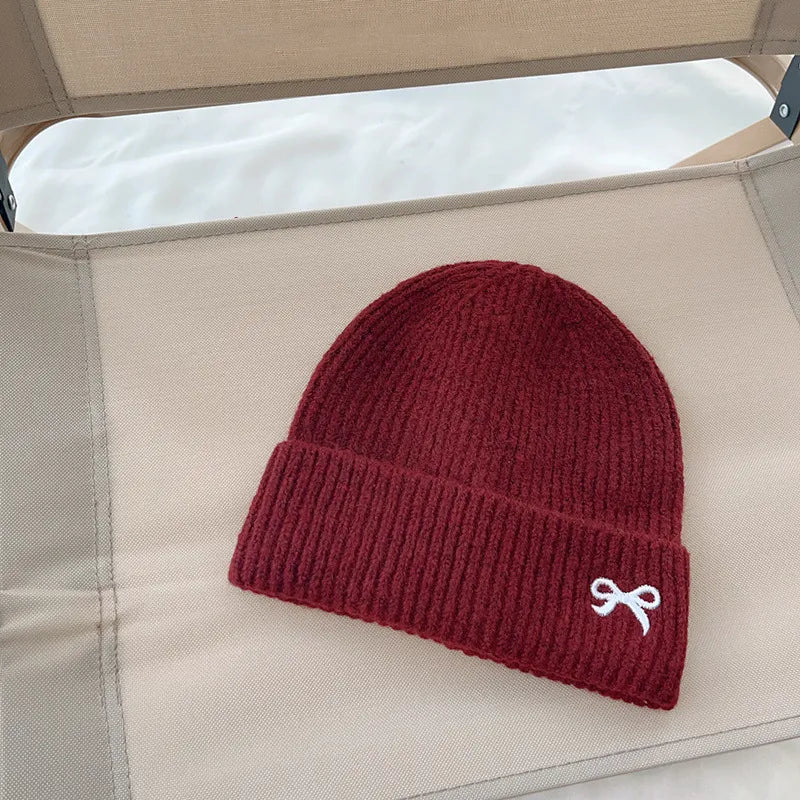 Herbst-Beanie mit Stickerei ⎜ Weiche Strickmütze für vielseitige Alltags-Outfits in der Übergangszeit