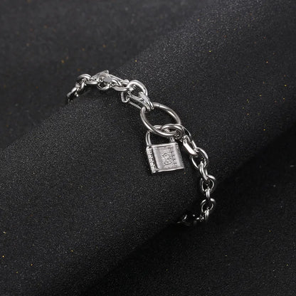 Besonderes Armband für Damen ⎜ Silberne Kette mit Vorhängeschloss im trendigen Look