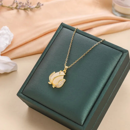 Elegante Kette für Damen ⎜ Goldene Kette mit weißem Blumenanhänger und Zirkonia für elegante Anlässe