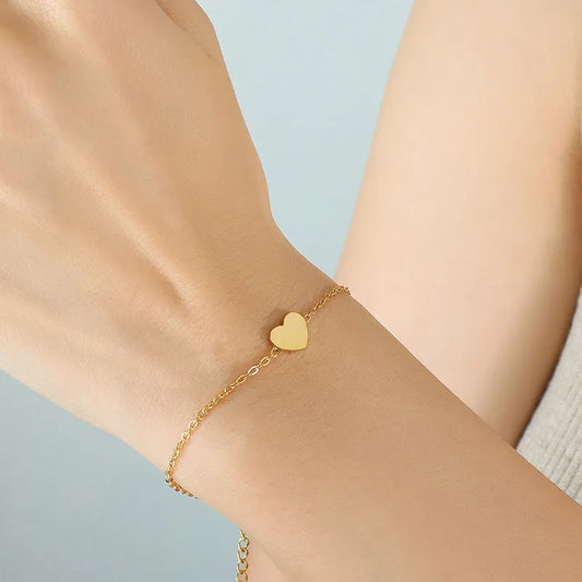 Herzarmband für Damen ⎜ Filigrane vergoldete Kette als liebevolles Accessoire für jeden Anlass
