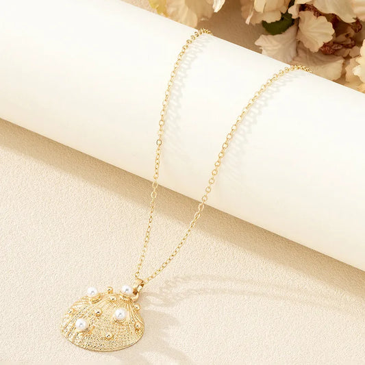 Halskette mit Meeresanhänger für Damen ⎜ Goldene Kette mit Muschel-, Seestern- und Perlenmotiven für Sommer-Looks