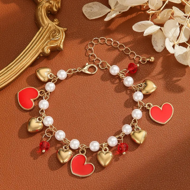 Charm-Armband mit Herzmotiven ⎜ Romantisches Design mit roten Anhängern und Perlen für liebevolle Akzente
