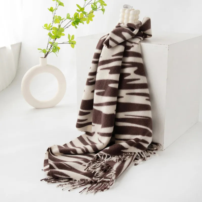 Weicher Winterschal mit Animal-Print ⎜ Modernes Tuch mit Fransen für stilvolle Wärme