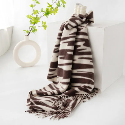 Weicher Winterschal mit Animal-Print ⎜ Modernes Tuch mit Fransen für stilvolle Wärme