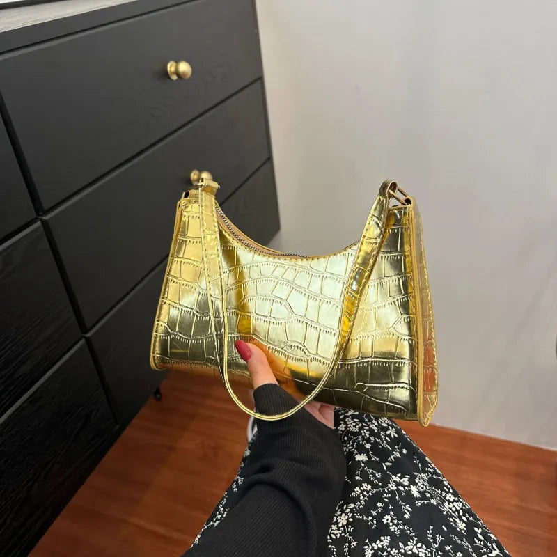 Modische Schultertasche für Damen ⎜ Kleine Tasche mit Kroko-Prägung und glänzendem Look