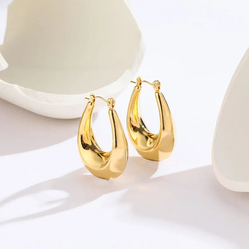 Ovalförmiger Ohrschmuck in Goldoptik ⎜ Glänzendes Design für auffällige und stilvolle Momente