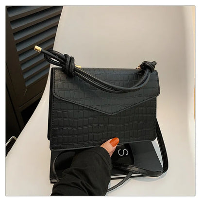 Klassische Umhängetasche für Damen ⎜ Kompakte Tasche in Kroko-Optik mit Griff für stilvolle Outfits