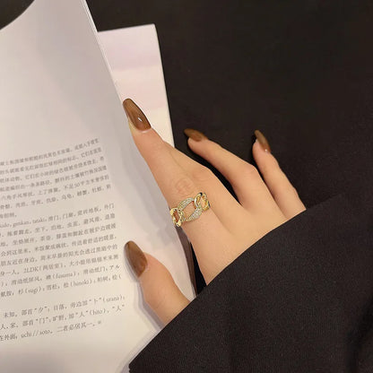 Damenring im Kettendesign ⎜ Offener Ring in Goldoptik mit Zirkonia-Besatz für moderne und auffällige Styles