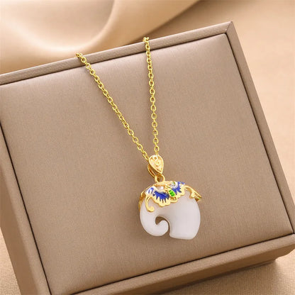 Verspielte Kette für Damen ⎜ Goldene Kette mit weißem Elefantenanhänger und Emaille-Details für besondere Anlässe