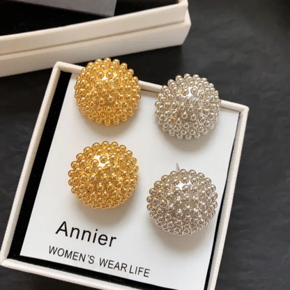 Ohrstecker für Damen ⎜ Kugelstruktur in Gold- und Silberoptik für auffällige Looks im modernen Stil