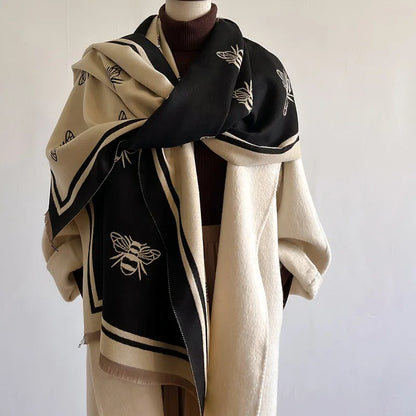 Modischer Oversize-Schal mit Bienenmuster ⎜ Kuscheliges Accessoire für trendige Wärme und Komfort