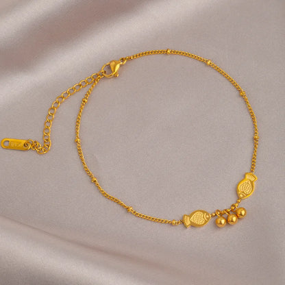 Goldenes Damenarmband mit Fischmotiv ⎜ Filigrane Handkette mit Glockenanhänger für elegante Akzente