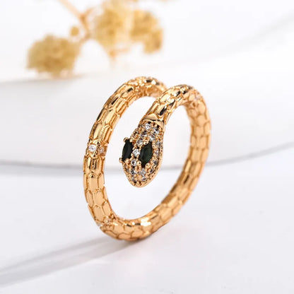 Schlangenring für Damen ⎜ Vergoldeter Ring im europäischen Stil mit funkelnden Steinen und markantem Design