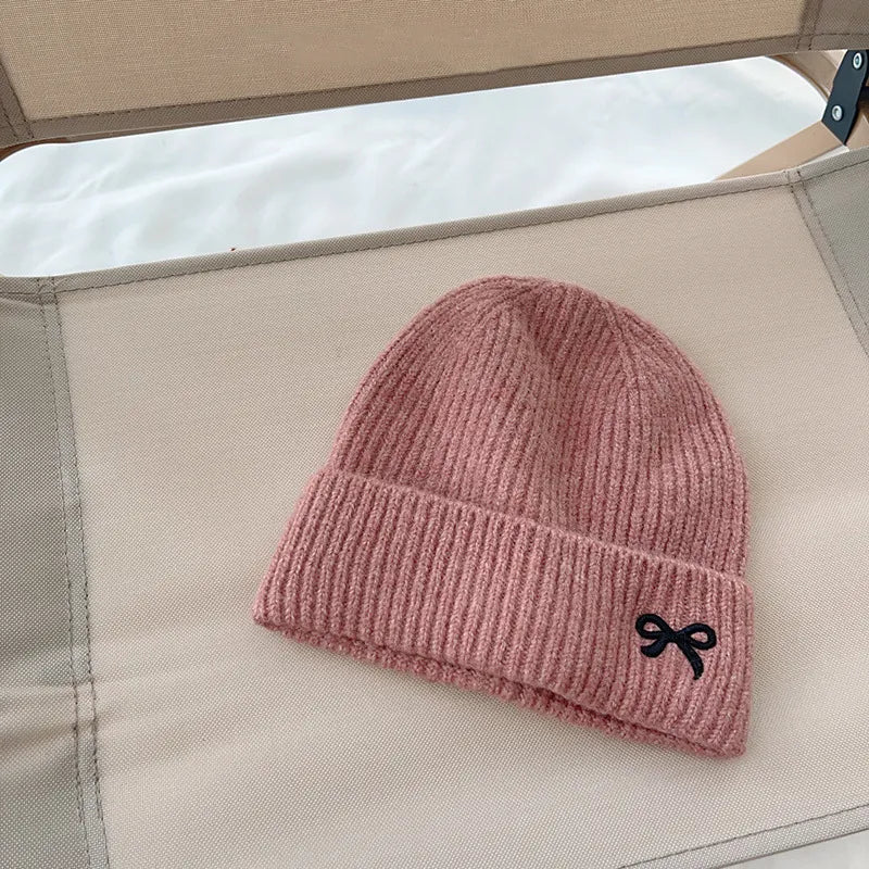 Herbst-Beanie mit Stickerei ⎜ Weiche Strickmütze für vielseitige Alltags-Outfits in der Übergangszeit