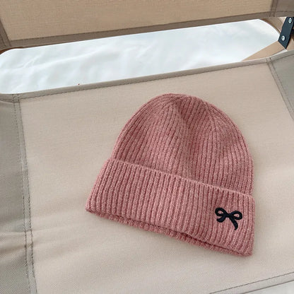Herbst-Beanie mit Stickerei ⎜ Weiche Strickmütze für vielseitige Alltags-Outfits in der Übergangszeit