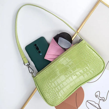 Umhängetasche für Damen ⎜ Glänzende Schultertasche in Kroko-Optik für modische Outfits und Freizeit
