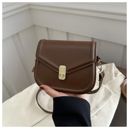 Damen Umhängetasche in Lederoptik ⎜ Kompakte Crossbody Bag mit Schnalle für Alltag und Freizeit