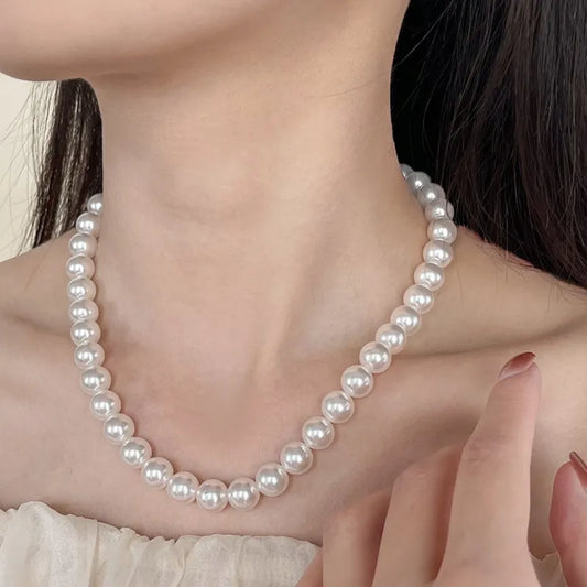 Elegante Damenkette mit weißen Perlen ⎜ Handgefertigte Rundperlenkette für zeitlose Eleganz im Alltag