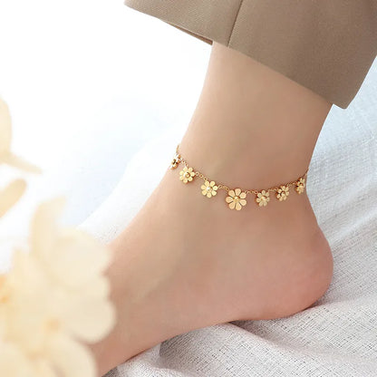 Sommerliches Damenarmband ⎜ Verspieltes Design mit Sonnenblumenanhängern in goldener Optik