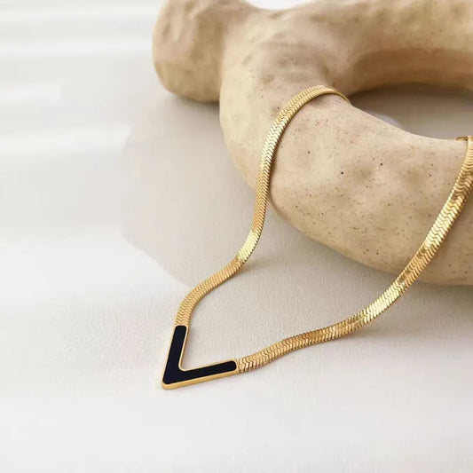 Halsschmuck für Frauen⎜ Vergoldete Schlangenkette mit modernem V-Anhänger für elegante Minimalistinnen