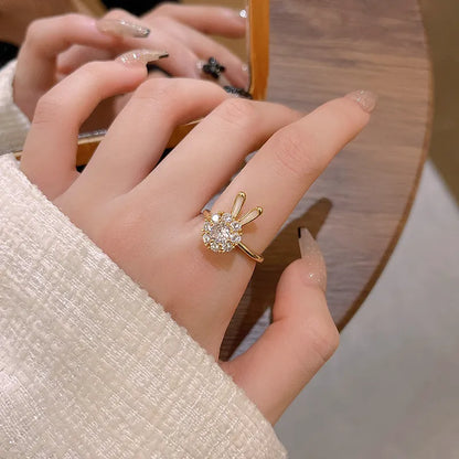 Hasenohren-Ring in Goldoptik ⎜ Verspielter Ring mit funkelnden Zirkonia für süße und stilvolle Akzente