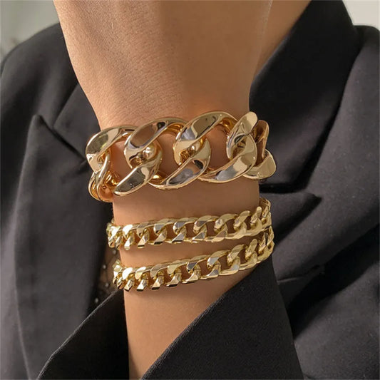 Goldfarbene Armbänder für Damen ⎜ Minimalistisches Design für stilvolle Kombinationen im Alltag