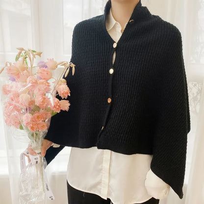 Strick-Umschlagtuch mit Knöpfen ⎜ Vielseitiger Winterschal für moderne Looks