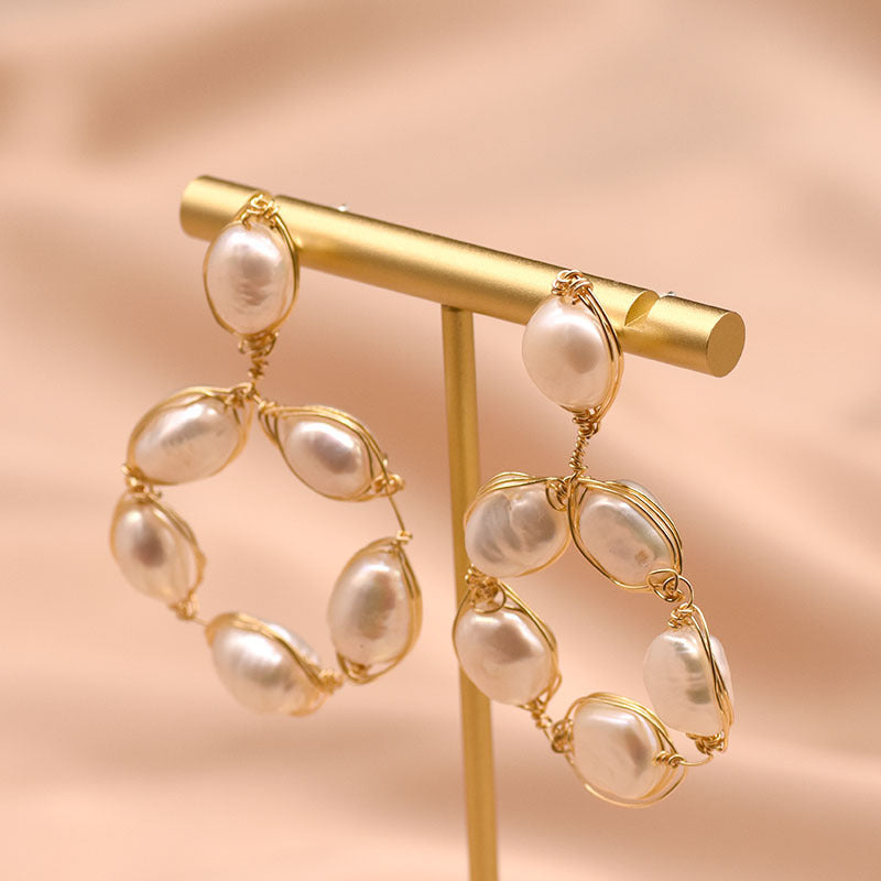Kreolen mit Perlendetail ⎜ Handgefertigter Ohrschmuck für besondere und elegante Anlässe