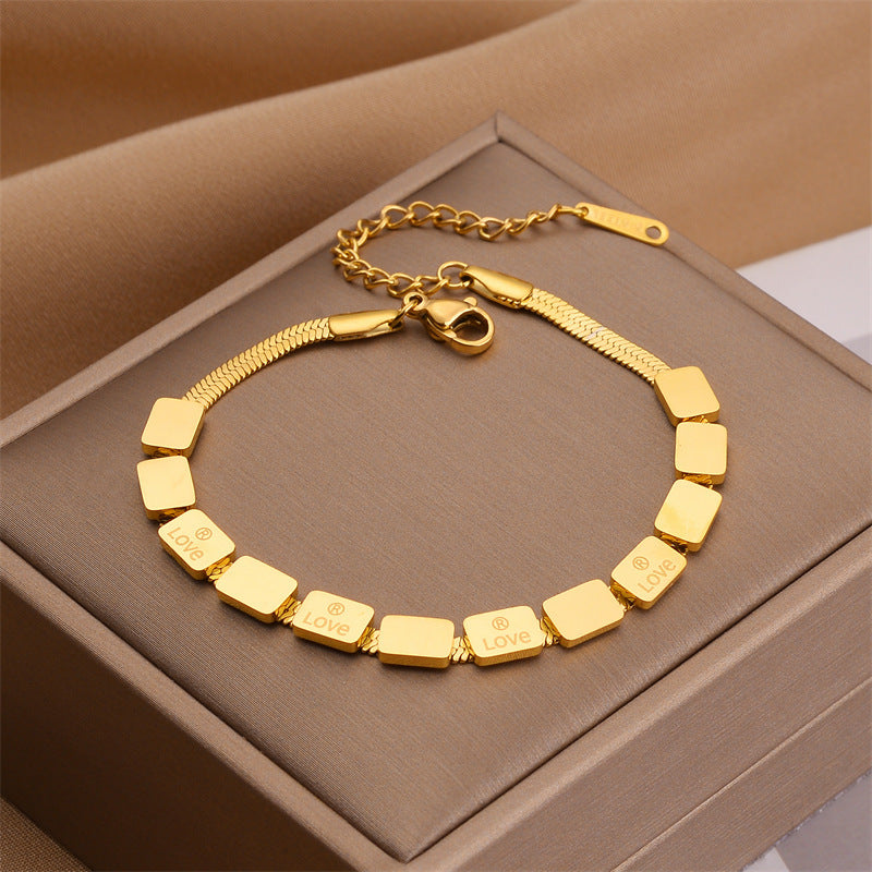 Armband mit „Love“-Gravur ⎜ Vergoldetes Design mit quadratischen Details für stilvolle Statements