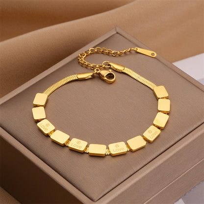 Armband mit „Love“-Gravur ⎜ Vergoldetes Design mit quadratischen Details für stilvolle Statements