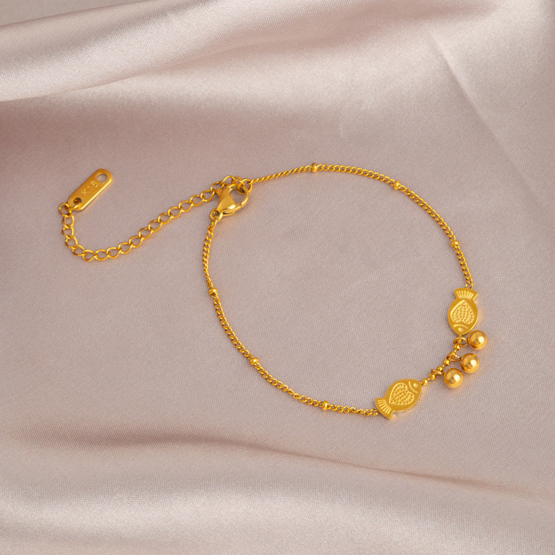 Goldenes Damenarmband mit Fischmotiv ⎜ Filigrane Handkette mit Glockenanhänger für elegante Akzente
