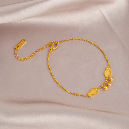 Goldenes Damenarmband mit Fischmotiv ⎜ Filigrane Handkette mit Glockenanhänger für elegante Akzente